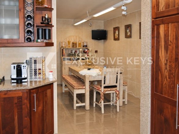 Moradia de Luxo T5 na Sommerschield — Venda e Arrendamento